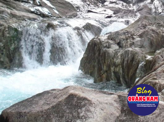 Vẻ đẹp bí ẩn những bãi đá đen Quảng Ninh Vẻ đẹp bí ẩn những bãi đá đen Quảng Ninh